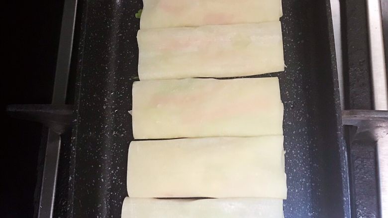蔬菜卷,蛋烧锅刷一层大豆色拉油,锅烧热后加入春卷,全程小火煎制