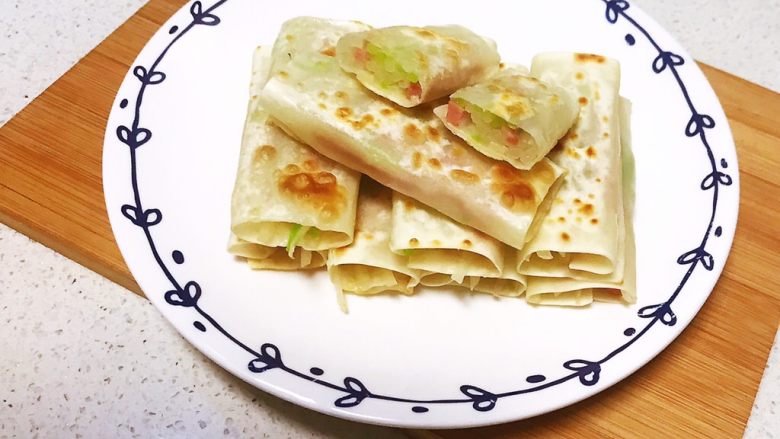 蔬菜卷,这道蔬菜卷特别适合不爱吃青菜的宝宝食用,低油少盐,不加任何香料,健康营养又美味~