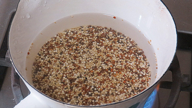 健康营养又色香味俱全滴【藜麦香菇彩椒盅】,洗好倒入锅中加水开火煮,煮开后转中火煮15分钟