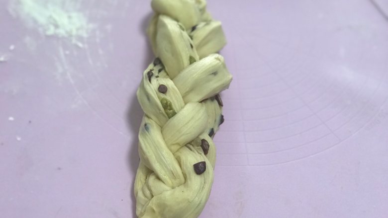 花朵蜜豆手撕吐司,切面朝上编成辫子形状。