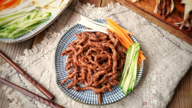 京酱肉丝,色泽红润,味道鲜美的京酱肉丝就完成了。