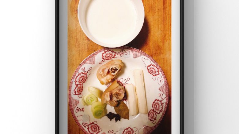 山药牛奶炖猪脚,所需食材:猪脚2小块(提前焯水),山药1根,八角2个,大葱适量,香叶1片,牛奶1小碗(纯牛奶)