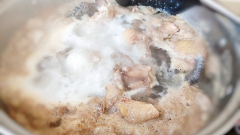 榴莲炖鸡,凉水入锅焯水,水开后去血沫子。