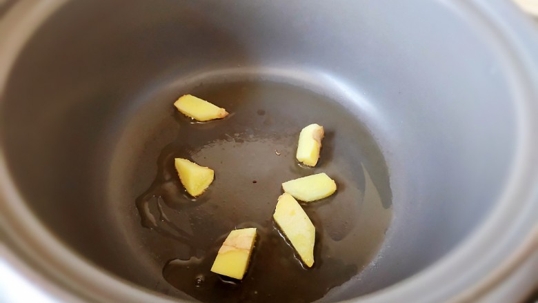 榴莲炖鸡,砂锅煲汤,越喝越鲜,砂锅烧热放少许食用油,加<a style='color:red;display:inline-block;' href='/shicai/ 2800'>生姜</a>炒香。