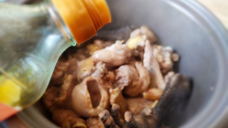 榴莲炖鸡,炒到鸡肉稍微紧缩了,加<a style='color:red;display:inline-block;' href='/shicai/ 718'>料酒</a>去去腥,继续炒匀。