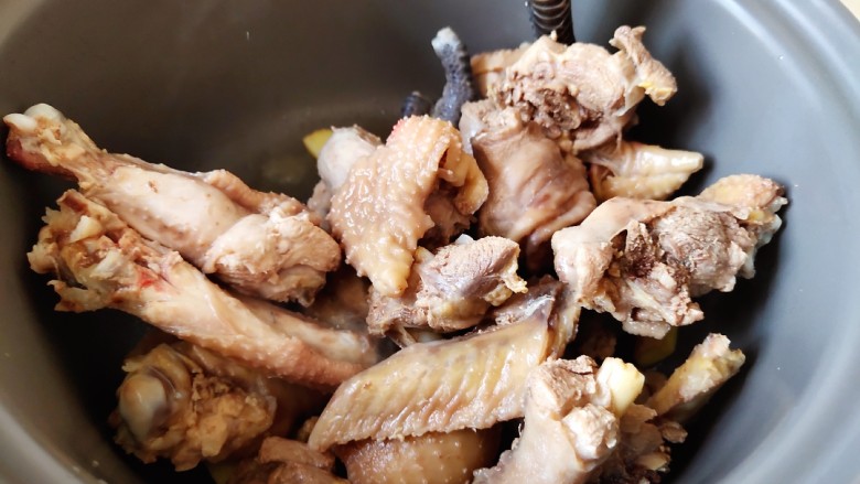 榴莲炖鸡,放入鸡肉块炒匀了,千万别小看炒鸡的步骤,会让鸡肉的鲜香,更充分的释放。