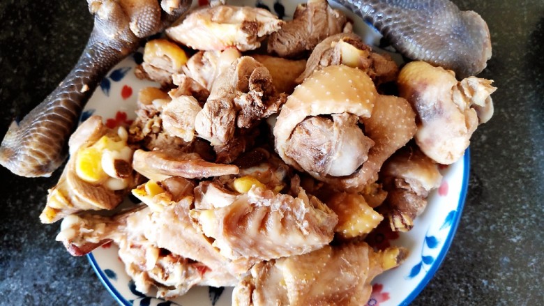榴莲炖鸡,把鸡肉再用温水清洗一下,控水备用。