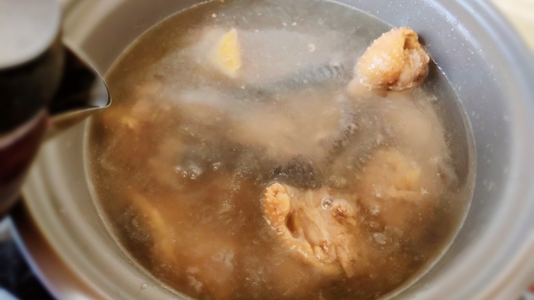 榴莲炖鸡,之后加水,注意用冷水,量要多。
