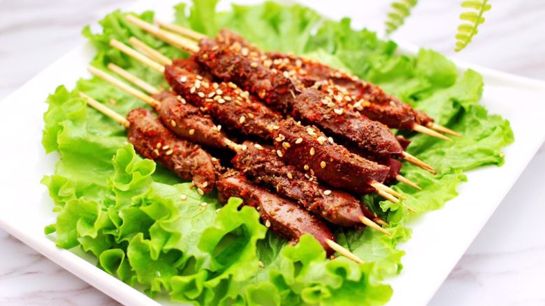 孜然香辣烤猪腰串,哇咔咔,香味扑鼻又嫩滑的孜然香辣猪腰串就烤好了,撒上适量的<a style='color:red;display:inline-block;' href='/shicai/ 678'>白芝麻</a>就可以享用咯。