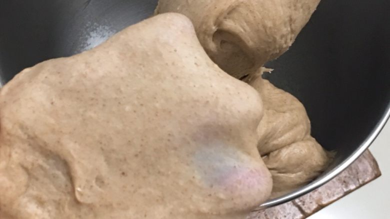葡萄干黑麦面包,继续步骤4操作,揉面20分钟就出膜。