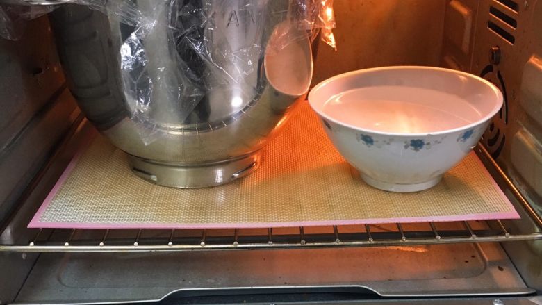 葡萄干黑麦面包,烤箱发酵档,旁边放一碗热水,发酵60分钟。