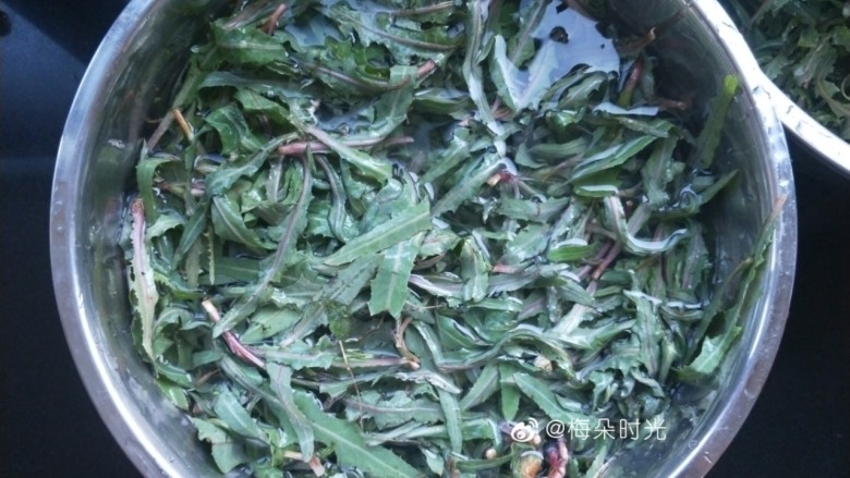 蒜蓉苦菜,苦菜挑拣去杂草,用水泡一会,容易清洗