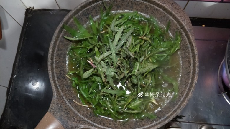 蒜蓉苦菜,烧水，水开后下入苦菜