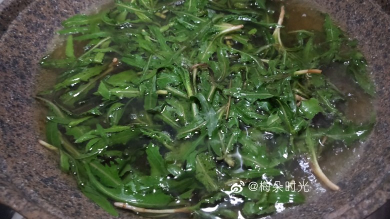 蒜蓉苦菜,煮十几秒钟煮至变色就可以捞出,不要煮太久