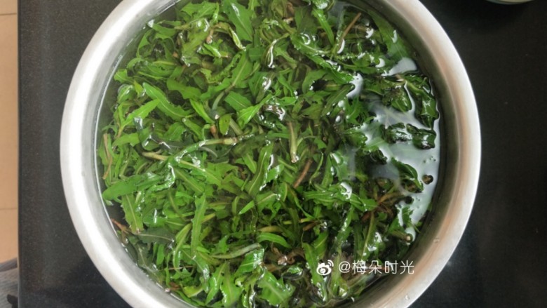 蒜蓉苦菜,捞出后过凉水,然后浸泡12小时左右,因为苦菜的苦味特别重,吃起来口感太苦,泡水可以减轻苦味,
