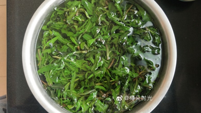 蒜蓉苦菜,捞出后过凉水，然后浸泡12小时左右，因为苦菜的苦味特别重，吃起来口感太苦，泡水可以减轻苦味，