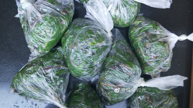 蒜蓉苦菜,装进保鲜袋里冷冻保存,这样即使冬天也可以吃到绿莹莹的野菜了。