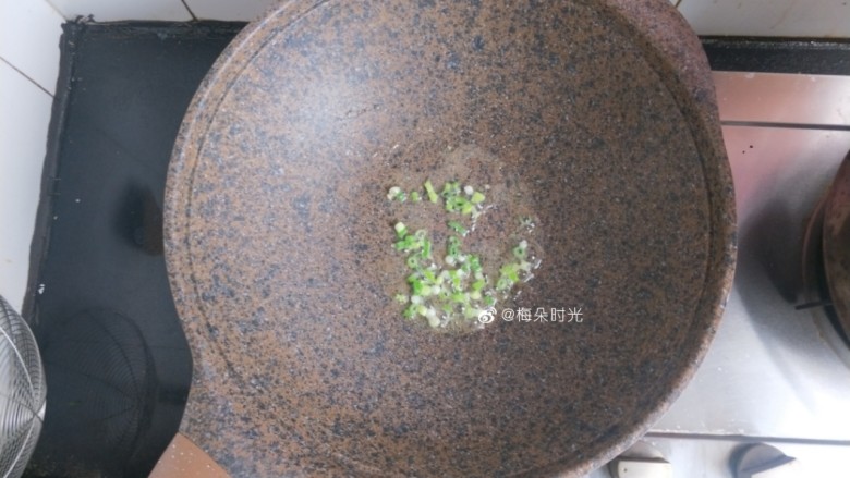 蒜蓉苦菜,起锅烧油,把葱花炒香,把热油浇在蒜泥上。
