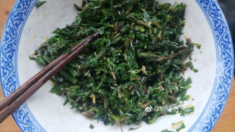 蒜蓉苦菜,然后加入盐,生抽,醋,鸡精,香油,拌匀就可以吃了。