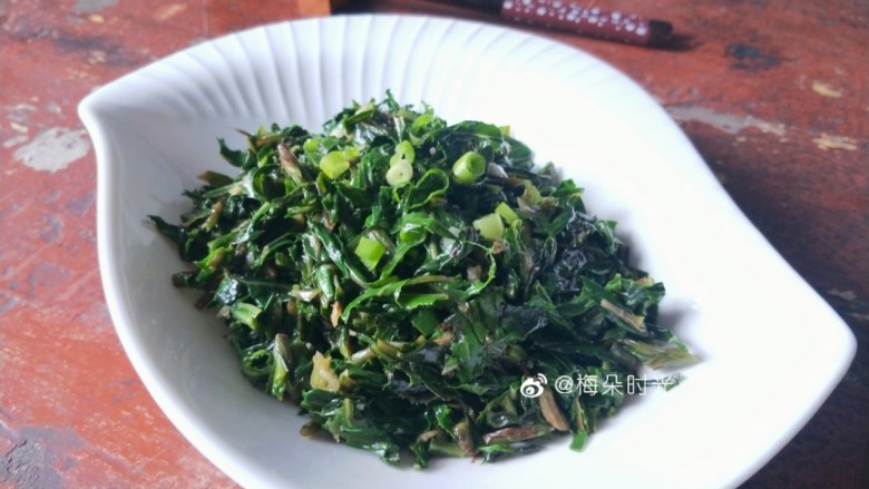 蒜蓉苦菜,口感微苦,清热解毒。城里一般吃不到的稀罕东西。😃