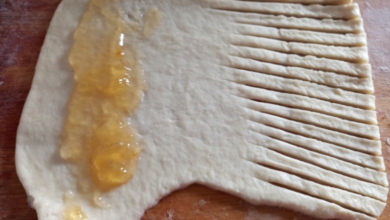 果酱夹心的毛毛虫面包,另一半用刀划成条。