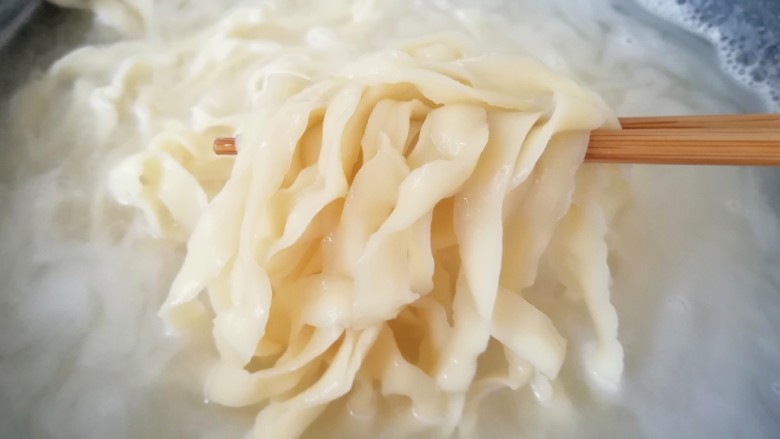 蔬菜火腿炒刀削面,<a style='color:red;display:inline-block;' href='/shicai/ 4314'>刀削面</a>煮熟过凉水,控一下水分备用。