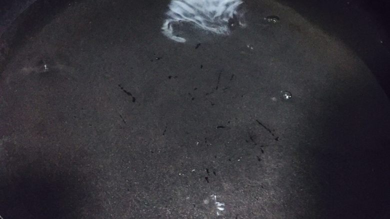 蚕菜咸蛋汤,锅内放入一定量的水