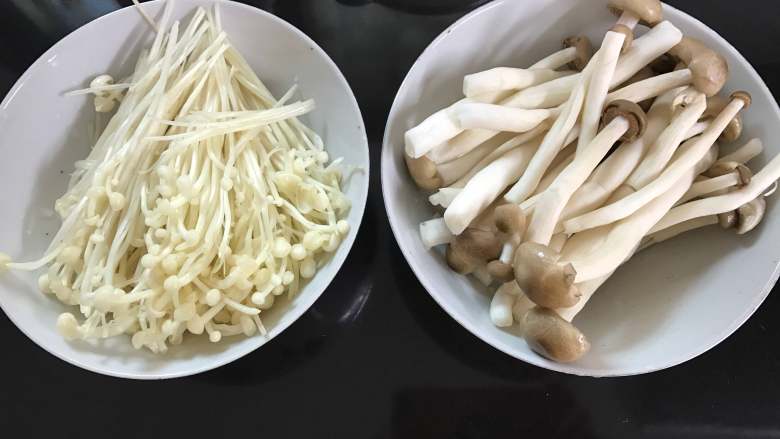 鸡蛋菌菇汤,蟹味菇和金针菇分别去掉下面老的部他,清洗干净。