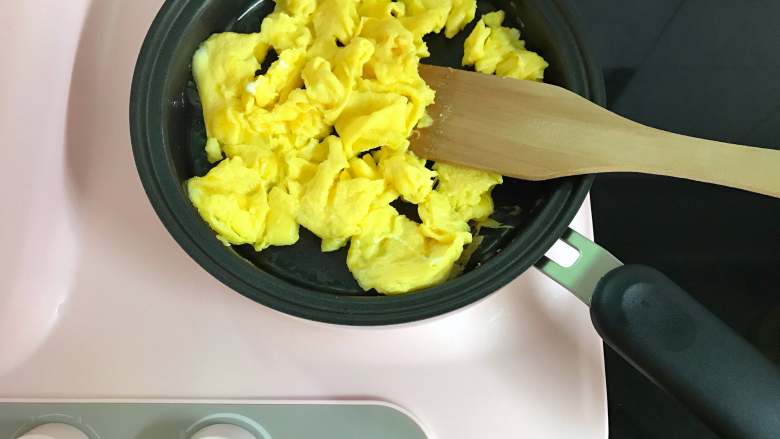 鸡蛋菌菇汤,煎锅中倒入少许油,把打散的鸡蛋液倒入锅中,稍凝固后用锅铲快速划散后翻炒均匀,盛出。
