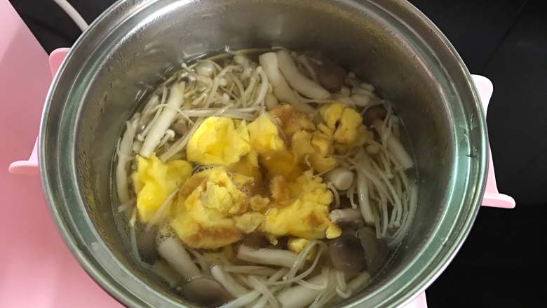 鸡蛋菌菇汤,再次煮开后,把炒好的鸡蛋一起放入锅中。