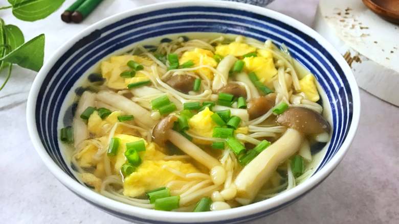 鸡蛋菌菇汤,鲜美清淡又营养,低脂低热量的鸡蛋菌菇汤。