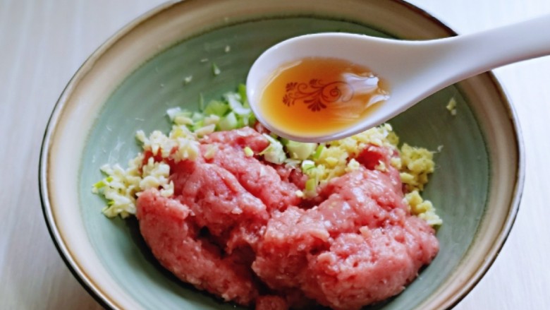 葱香鲜肉蒸饺,加入<a style='color:red;display:inline-block;' href='/shicai/ 718'>料酒</a>。(适当可以多一点去腥)