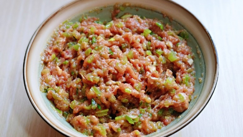 葱香鲜肉蒸饺,再加入切好的<a style='color:red;display:inline-block;' href='/shicai/ 157'>小葱</a>,搅拌均匀即可。