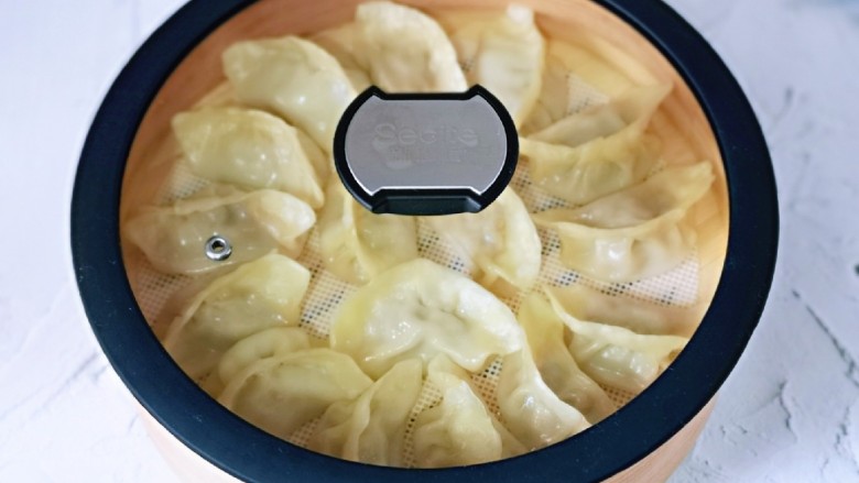 葱香鲜肉蒸饺,盖上盖子还可以保温,坐等宝贝回来。