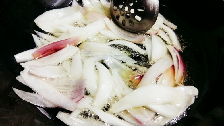 卤肉饭,锅中倒油,油热后小火慢炸