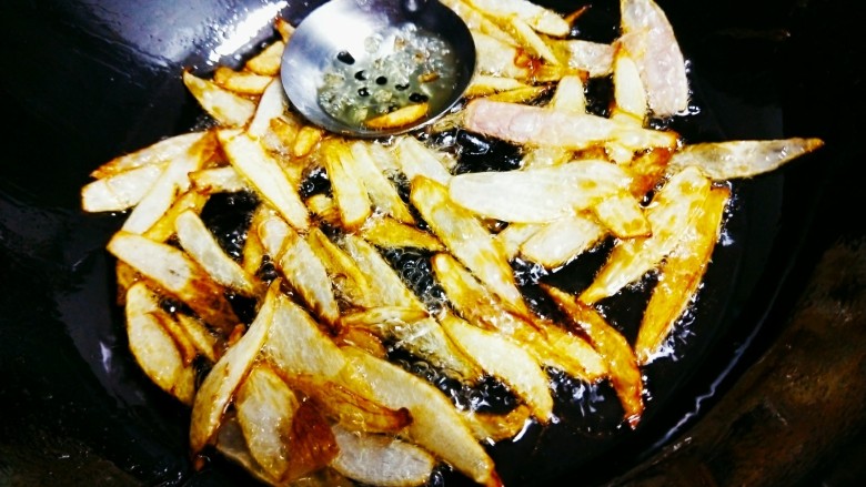 卤肉饭,炸至颜色泛黄,水分炸干