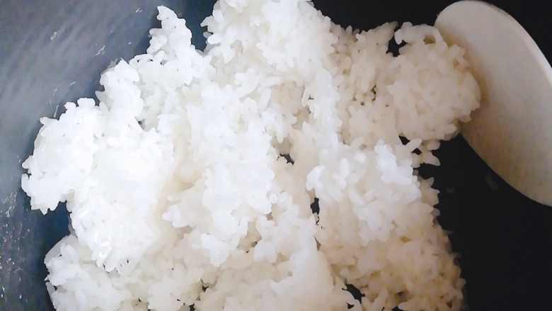 家常饭炒饭,米饭用戳散,不然整块下锅不好炒