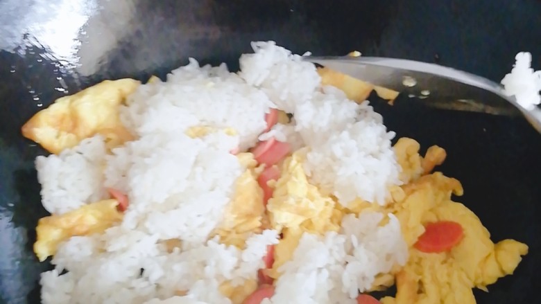 家常饭炒饭,放入米饭,炒散