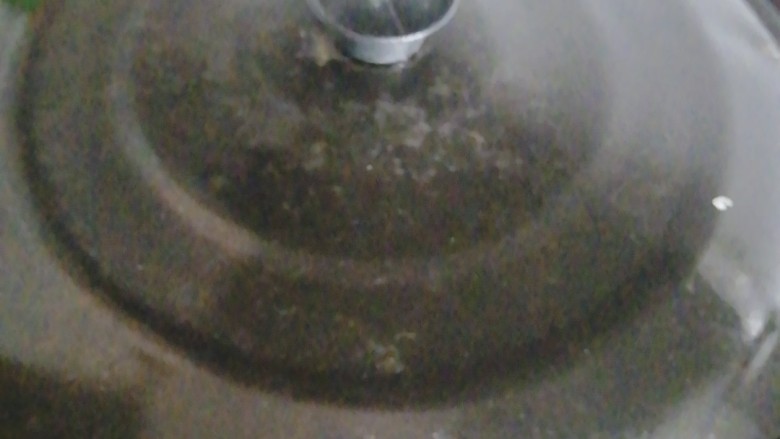 家常饭炒饭,炒匀后,不加水,开温火,盖上锅盖,闷烧一分钟左右,关火,盖着锅盖,等下再打开。