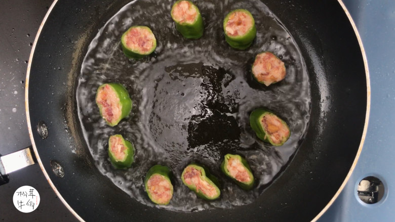 视频|松茸酿虎皮青椒|牛佤松茸食谱,热锅下油,把酿好肉馅的青椒入锅煎至熟透,即可出锅。