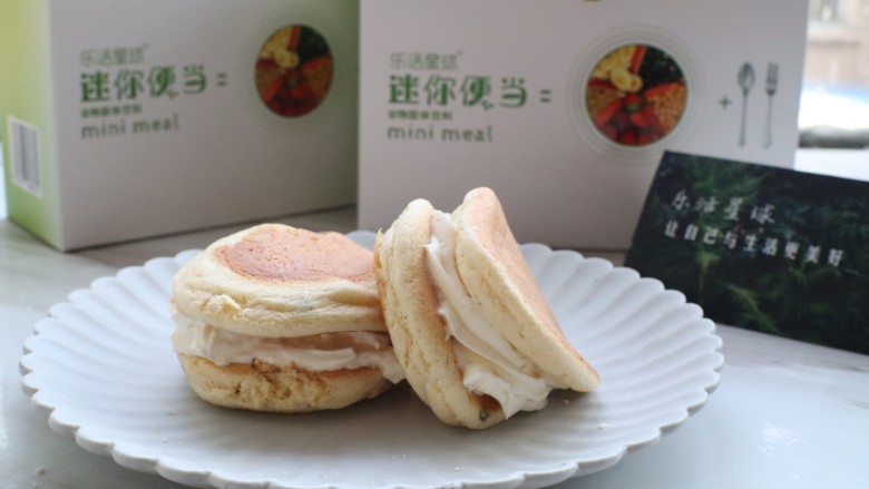 健康瘦身小食,舒芙蕾,打发<a style='color:red;display:inline-block;' href='/shicai/ 8197'>淡奶油</a>,夹在两个舒芙蕾之间。