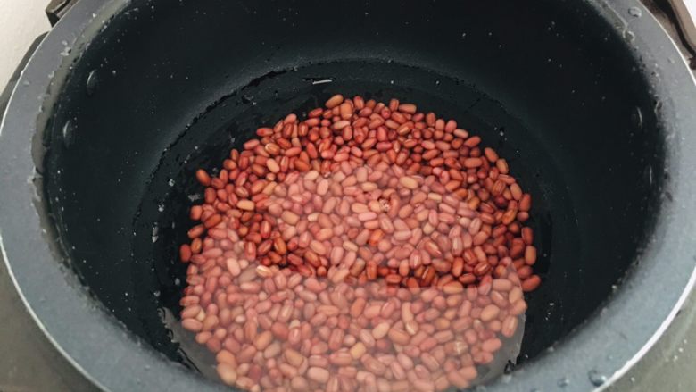 牛奶红豆卷,<a style='color:red;display:inline-block;' href='/shicai/ 156925'>水</a>和红豆一样多,放入电饭煲。