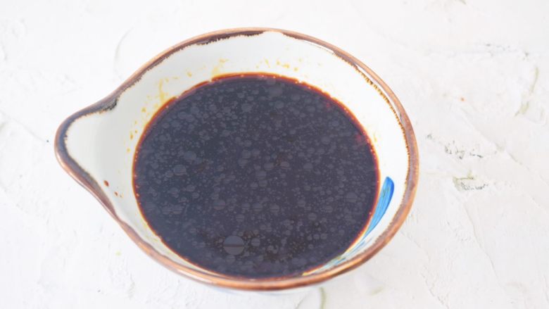 照烧鸡腿饭,调照烧酱汁:把酱汁材料全加入碗中,搅拌均匀备用