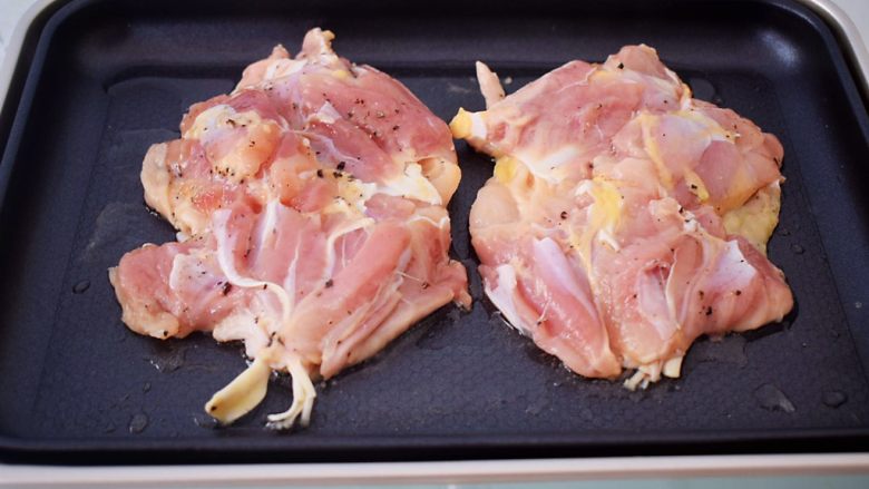 照烧鸡腿饭,另起锅倒入少许食用油烧热后放入腌制好的鸡腿肉,先煎鸡皮的那一面,煎至微黄