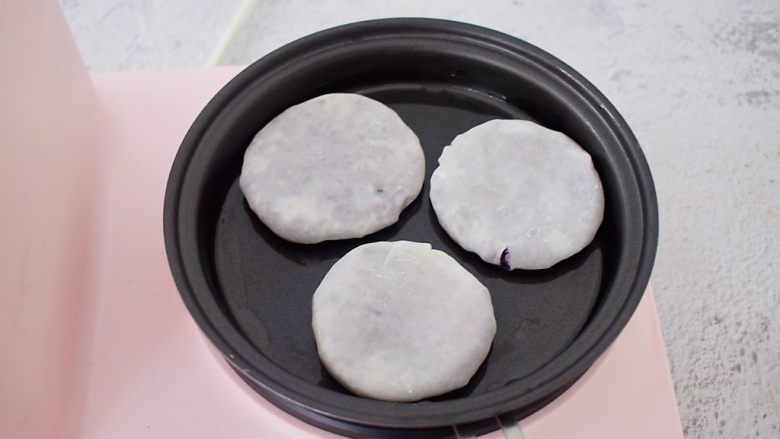 饺子皮紫薯饼,平底锅刷一层薄薄的食用油,再放入紫薯生胚,小火慢煎