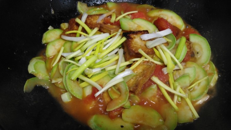 西红柿炒豆腐、西葫芦,待西葫芦断生,放入葱段。