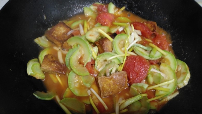 西红柿炒豆腐、西葫芦,翻炒均匀,加入适量盐。