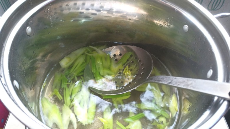 番茄龙利鱼,下开水焯一下,捞出备用