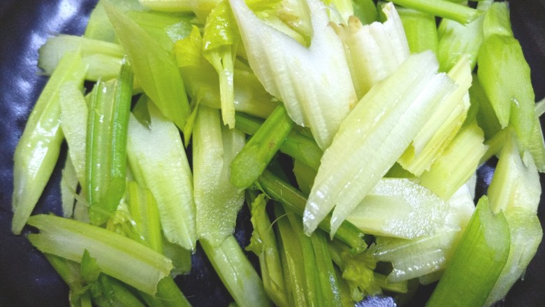 番茄龙利鱼,<a style='color:red;display:inline-block;' href='/shicai/ 125'>芹菜</a>去叶洗净,斜刀切小段