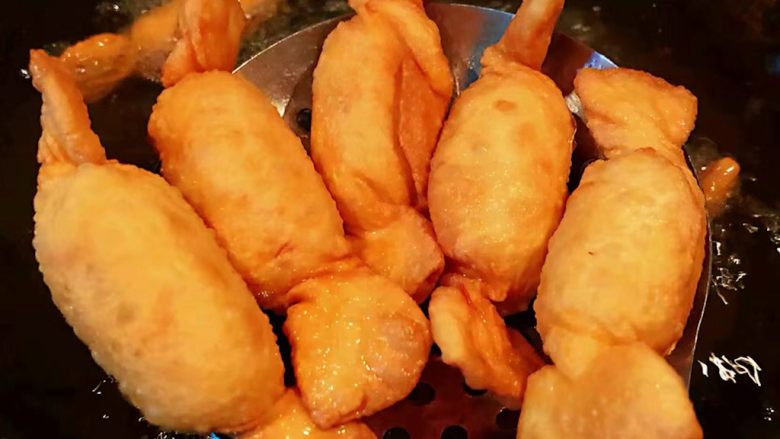 糖果肠饺,饺子炸至两面金黄色即可出锅享用